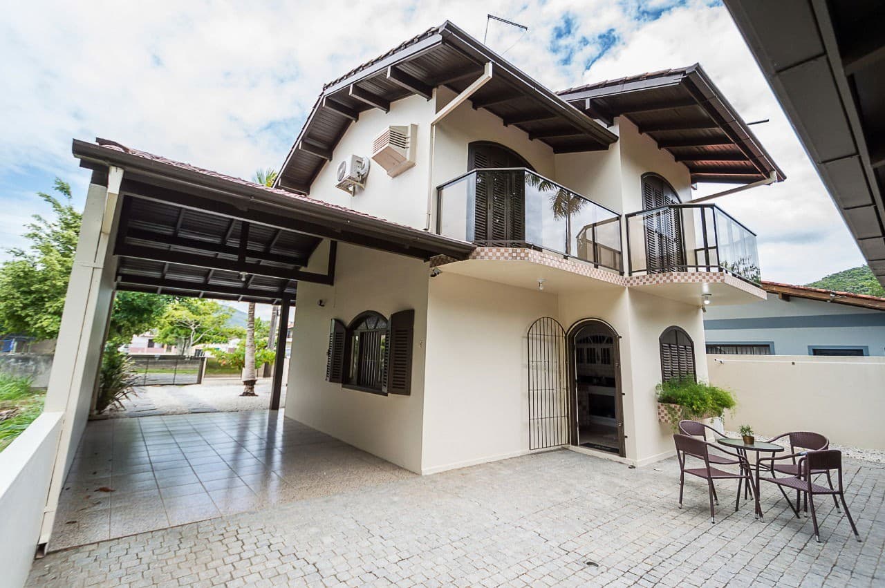 Casa para Venda em Bombinhas, R. Giesta,, 3 dormitórios, 3 banheiros, 4 vagas